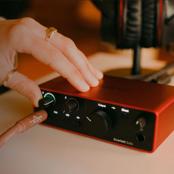 COMBO THU ÂM FOCUSRITE SOLO GEN 4 VÀ MIC AT2020